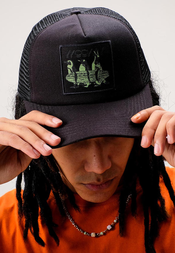 SURFING PENGUIN TRUCKER BLACK CAP
